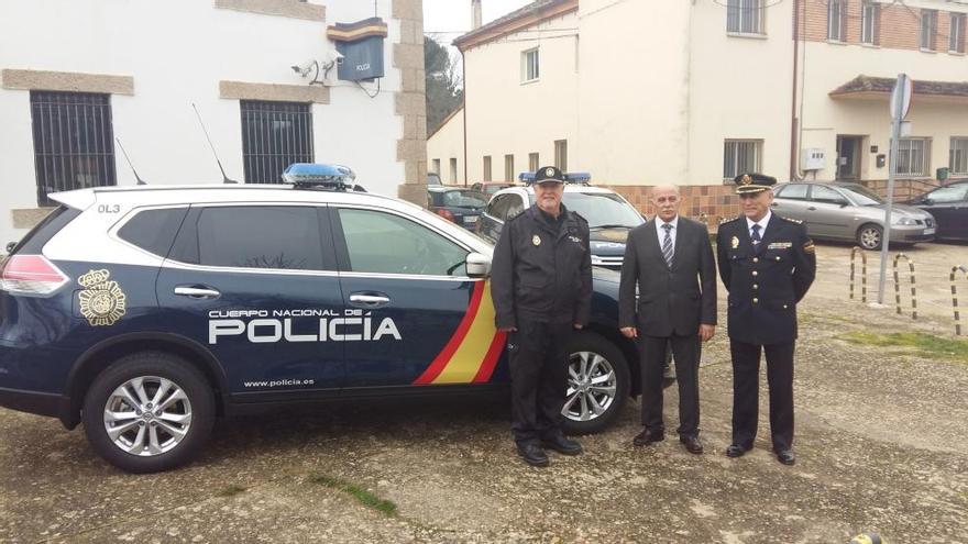 García Bermejo, en el centro, durante la entrega del todoterreno a la Policía de Alcañices