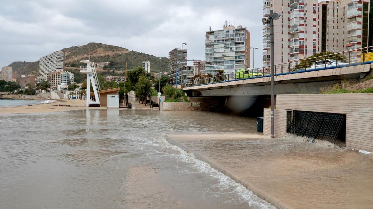 La playa de la Albufereta, bajo el agua tras el episodio de lluvias en Alicante