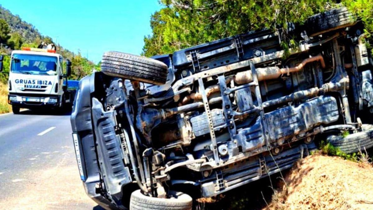 El coche ha quedado volcado hacia el lado derecho