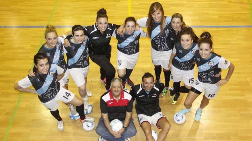 Parte de la plantilla y el cuerpo técnico del F.S Moaña, ayer antes del entrenamiento en Moaña. // S. Álvarez