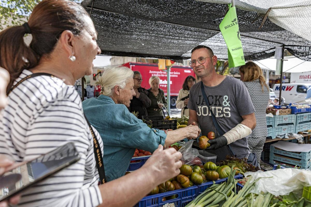 Así ha sido la concentración en el mercado de Pere Garau en repulsa al ataque homófobo que sufrió un comerciante