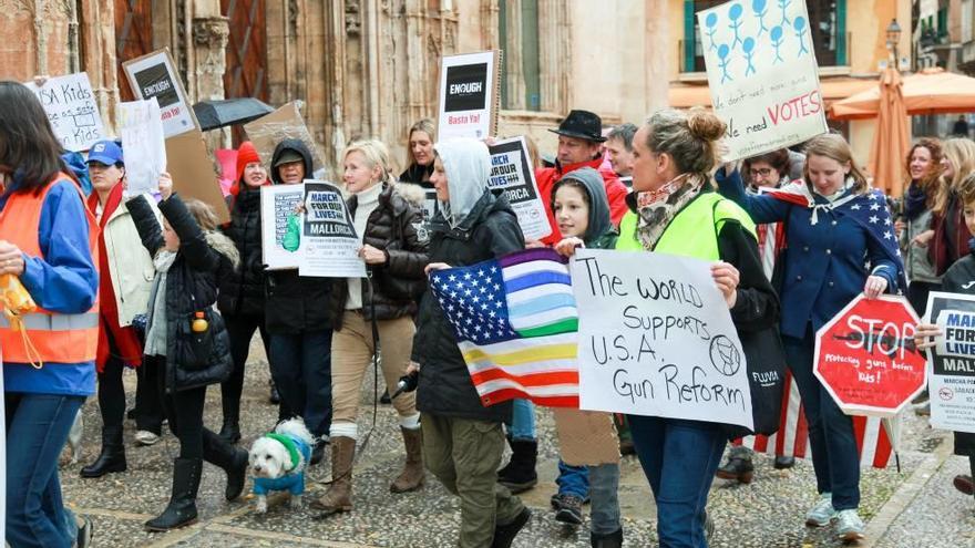 Los manifestantes saliendo ayer de la Llotja.