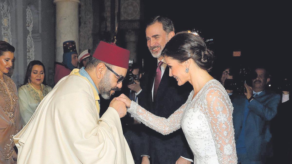 Mohamed VI saluda a la reina Letizia en presencia de Felipe VI, en Rabat, en febrero de 2019. GRAF6783. RABAT, 13/02/2019.- Los reyes Felipe y Letizia saludan al rey Mohamed VI, a su llegada a la cena de gala ofrecida por Mohamed VI a los monarcas españoles este miércoles en el Palacio Real de Rabat. EFE/Juanjo Martín