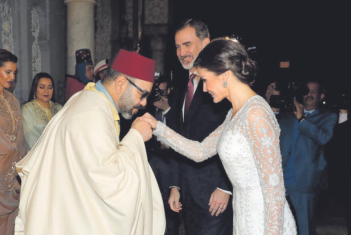 Mohamed VI saluda a la reina Letizia en presencia de Felipe VI, en Rabat, en febrero de 2019. GRAF6783. RABAT, 13/02/2019.- Los reyes Felipe y Letizia saludan al rey Mohamed VI, a su llegada a la cena de gala ofrecida por Mohamed VI a los monarcas españoles este miércoles en el Palacio Real de Rabat. EFE/Juanjo Martín
