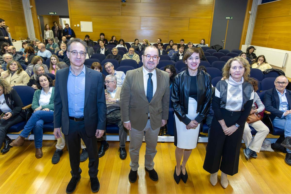 Marta Lois toma posesión como decana de la facultad de Ciencias Políticas de Santiago