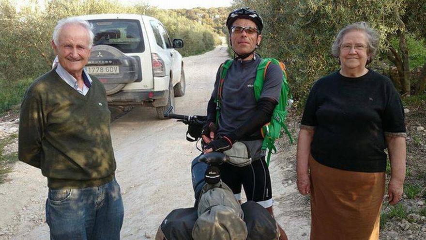 Un ciclista viaja en bici desde Madrid a Marruecos para participar en la Titan Desert