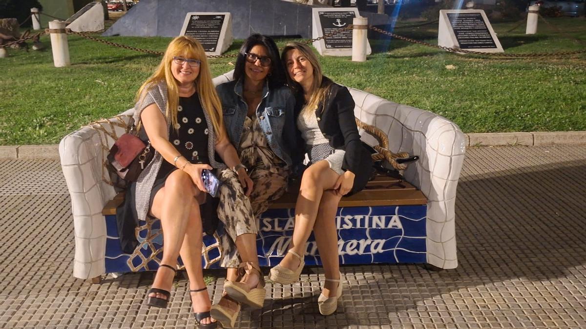 Teresa Muñoz, a la derecha, junto a dos de sus amigas durante su escapada a la playa de Huelva.