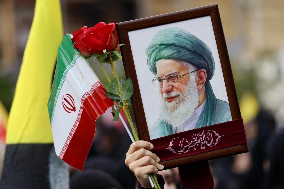 El retrato de Alí Jameneí en una protesta contra el ataque de Estados Unidos e Israel contra Irán.