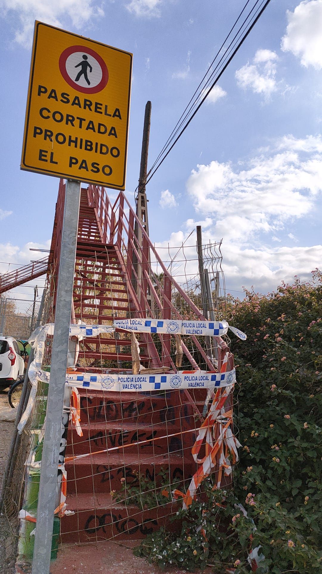 El acceso está cortado con vallas de y precintos de la Policía Local