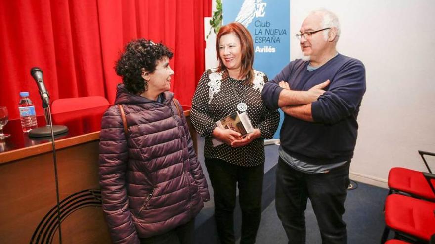 Por la izquierda, Esther Prieto, María Esther García y Adolfo Camilo Díaz, ayer, en la Casa de Cultura de Avilés, poco antes de la presentación del libro.