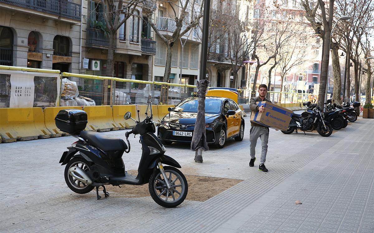 Avisos i possibles multes miren d’aturar la proliferació de motos mal aparcades a la superilla de Barcelona