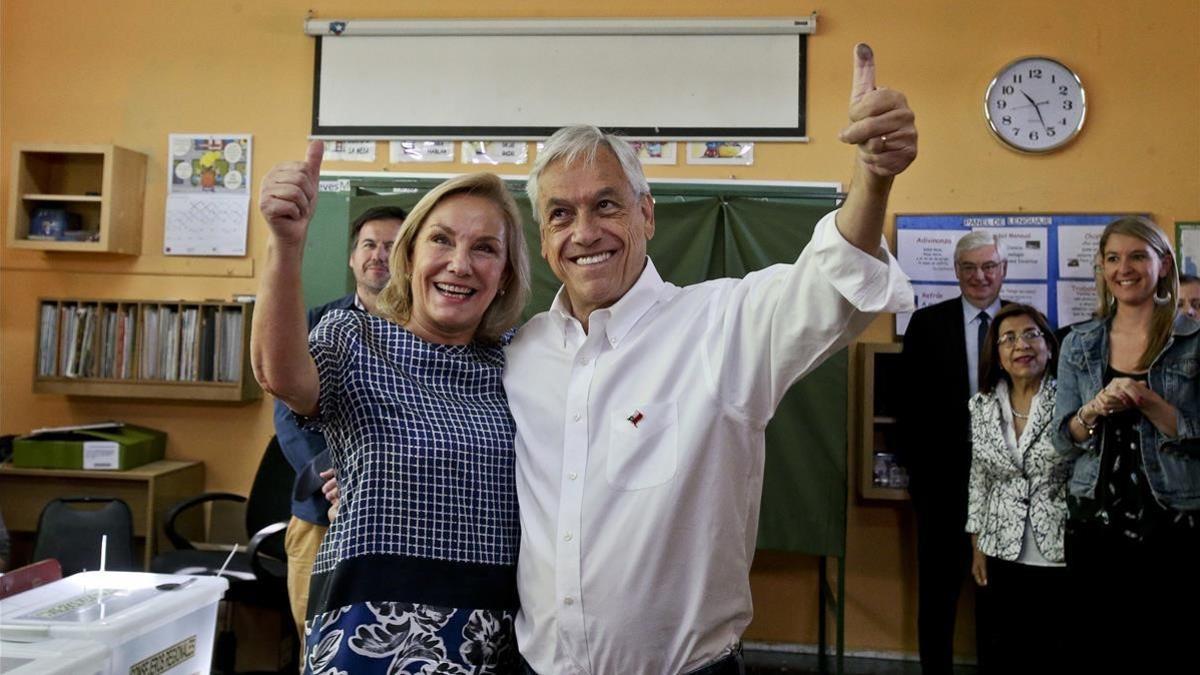 El expresidente y candidato Sebastián Piñera junto a su esposa tras votar en Santiago de Chile.