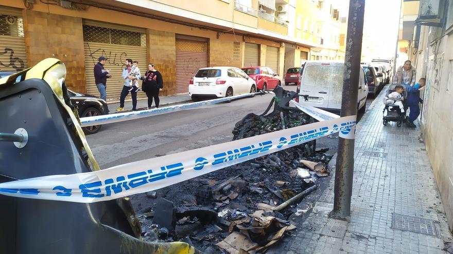 Desalojado un edificio por un incendio de contenedores en Palma