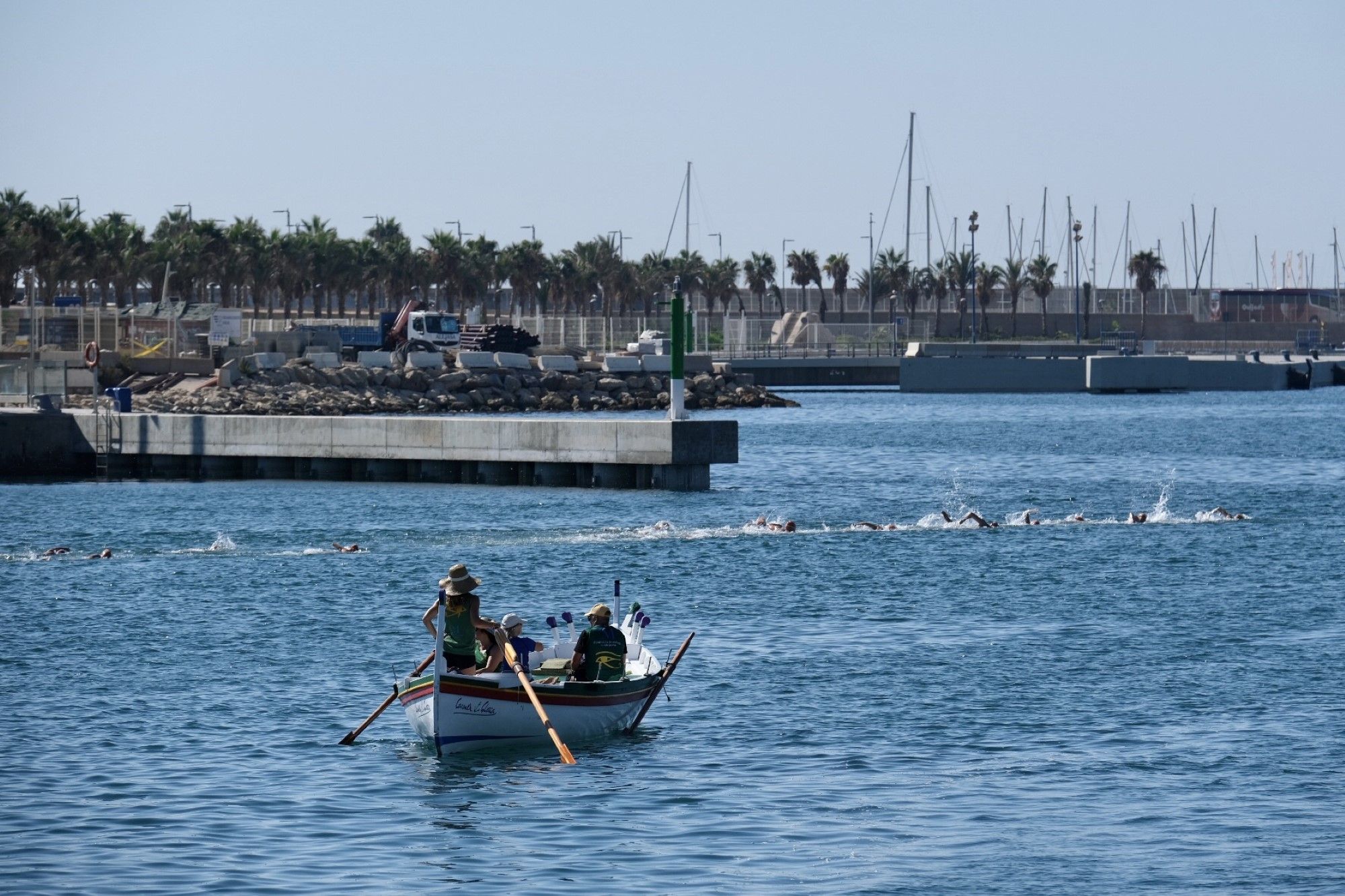 El alcalde De la Torre vuelve a participar en la travesía a nado del Puerto de Málaga