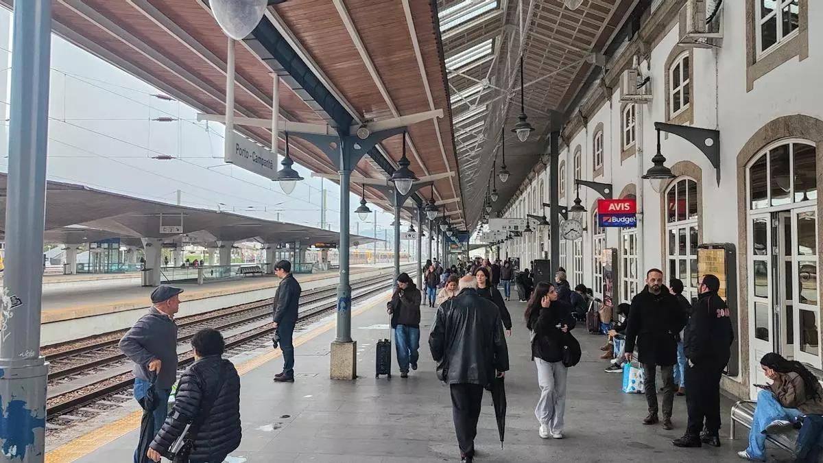 Viajeros en la estación de tren de Oporto-Campanha.