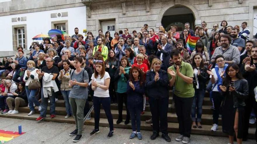 Concentración ante el MARCO, en Vigo | Alrededor de un centenar de personas se concentraron en la tarde de ayer ante el MARCO, en Vigo, convocados por la asociación LGTB, en un acto en recuerdo de las víctimas de la masacre del pasado fin de semana en Orlando y en repulsa de todo tipo de acto violento contra la libertad y la igualdad por el único hecho de tener una orientación sexual determinada. Las muestras de solidaridad se sucedieron a lo largo del día en las principales ciudades gallegas y en el resto de España.