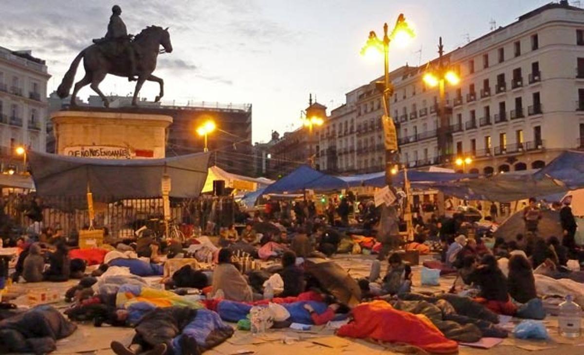 Centenars de persones es llevaven dimecres a la Puerta del Sol, on es mantenen les crítiques a la classe política i s’organitzen. L’assemblea ciutadana que han celebrat a la plaça ha proposat, entre altres qüestions, continuar les mobilitzacions les 24 hores del dia, mantenir l’acampada almenys fins a diumenge que ve i convocar una gran mobilització divendres o dissabte.