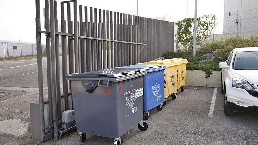 Contenedores situados en el interior de una empresa pozoalbense.