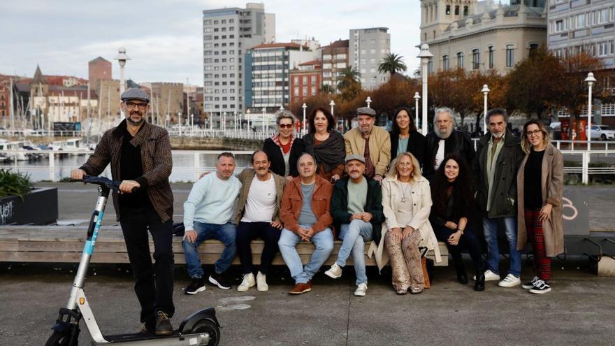 De pie, por la izquierda, Martina Bueno, Marisa Vallejo, Xuacu Carballido, Pili Hevia, Fernando Marrot, Manuel Pizarro y Virginia Rey. Delante, en el patinete, Carlos Navarro, y sentados, desde la  izquierda, Fran Sariego, Alberto Rodríguez, Eduardo Antuña, Maxi Rodríguez, Isabel Friera y Teresa Denisse, en el puerto deportivo de Gijón.