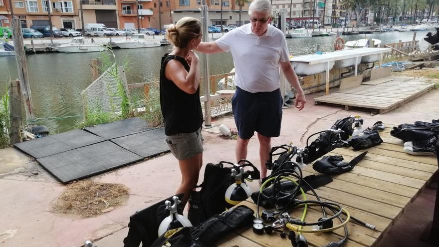 El presidente de la Corte de Apelación de Missouri, ayer ante el material preparado para el buceo.