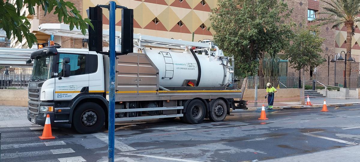 Alicante activa el dispositivo de limpieza de barrancos, imbornales y alcantarillado en prevención de posible gota fría