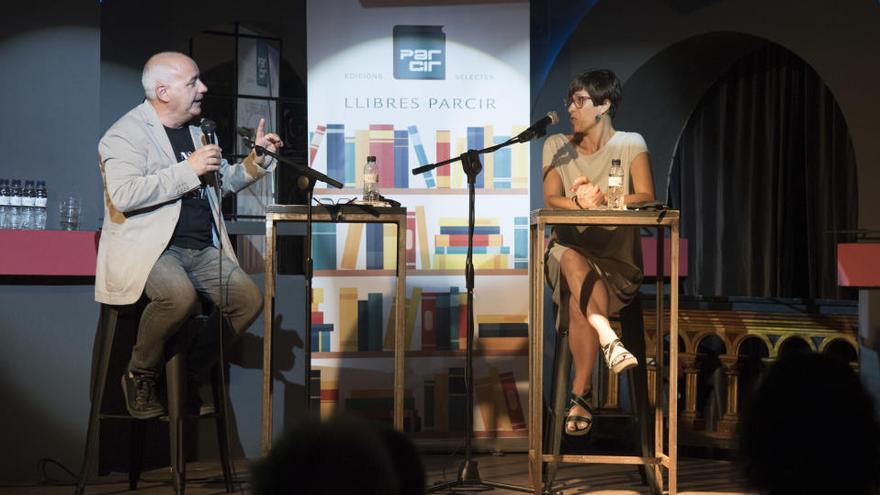 Pep Garcia i Anna Vilajosana van repartir el joc entre els convidats en la presentació del llibre