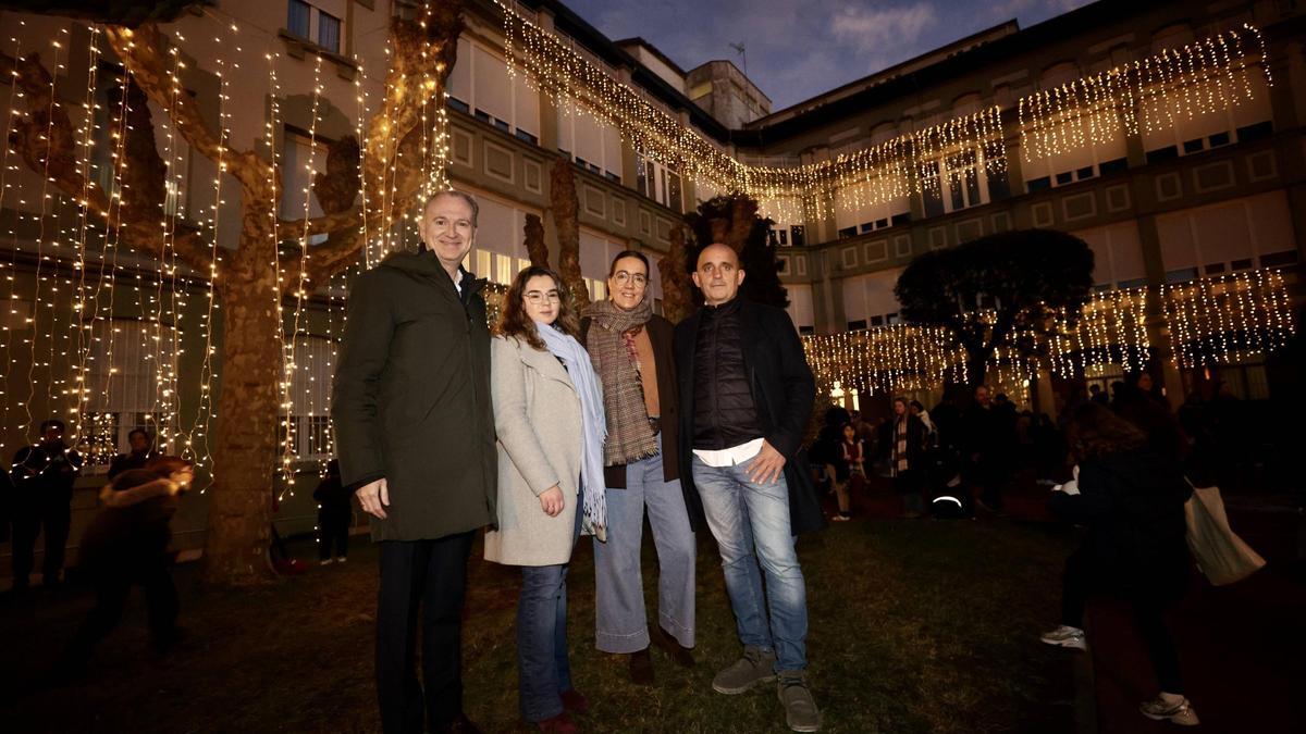 Por la izquierda, Pablo Cañete, Ana Dávila, Covadonga Díaz y Florencio Moro, con las luces navideñas detrás.