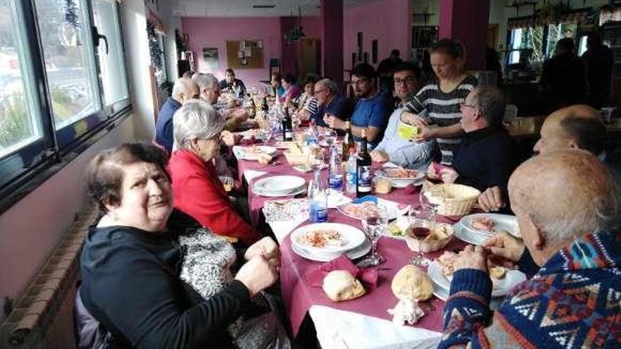 Los asistentes a la comida de Reyes valdesana.