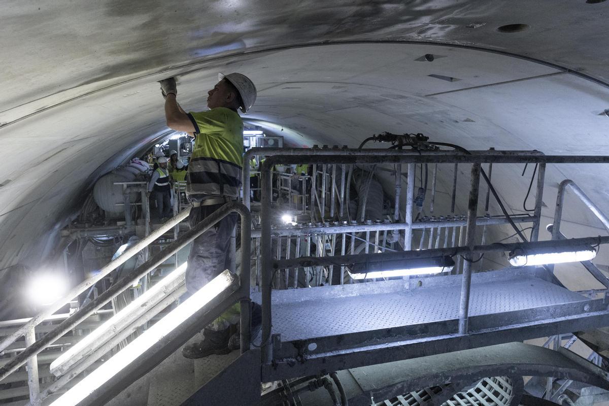 En el interior de la tuneladora de la L9 del metro