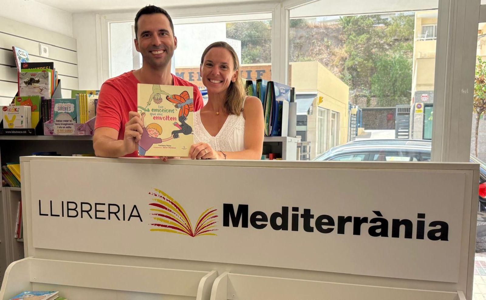 Javier Mendoza i Verónica Pérez mostren el seu llibre a la Llibreria Mediterrània, a Vila.