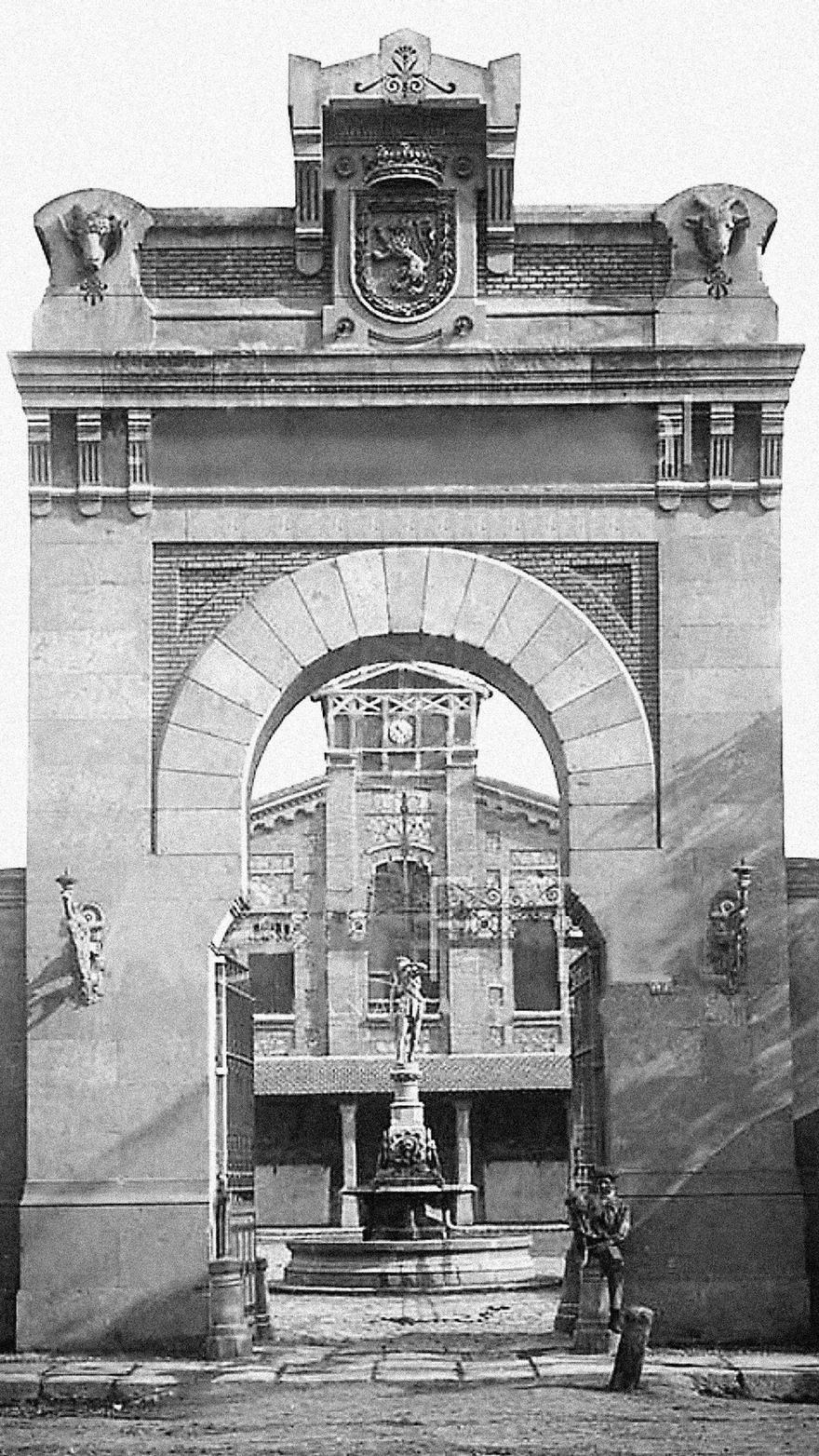 Portada del Matadero proyectado por el arquitecto Ricardo Magdalena Tabuenca que se estrenó en 1885 como recinto de la Exposición Aragonesa de ese año en 1919