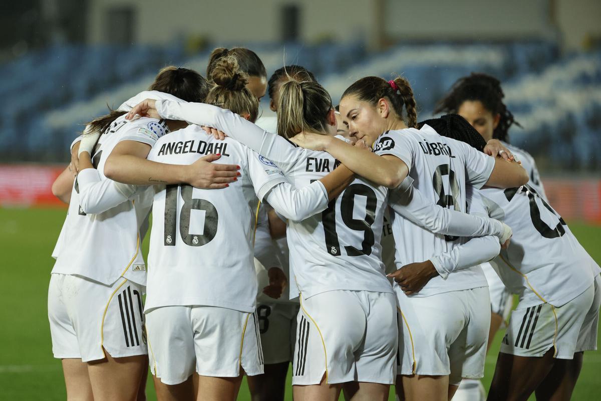 Las jugadoras del Real Madrid celebran el segundo gol del equipo durante el partido de Liga de Campeones f