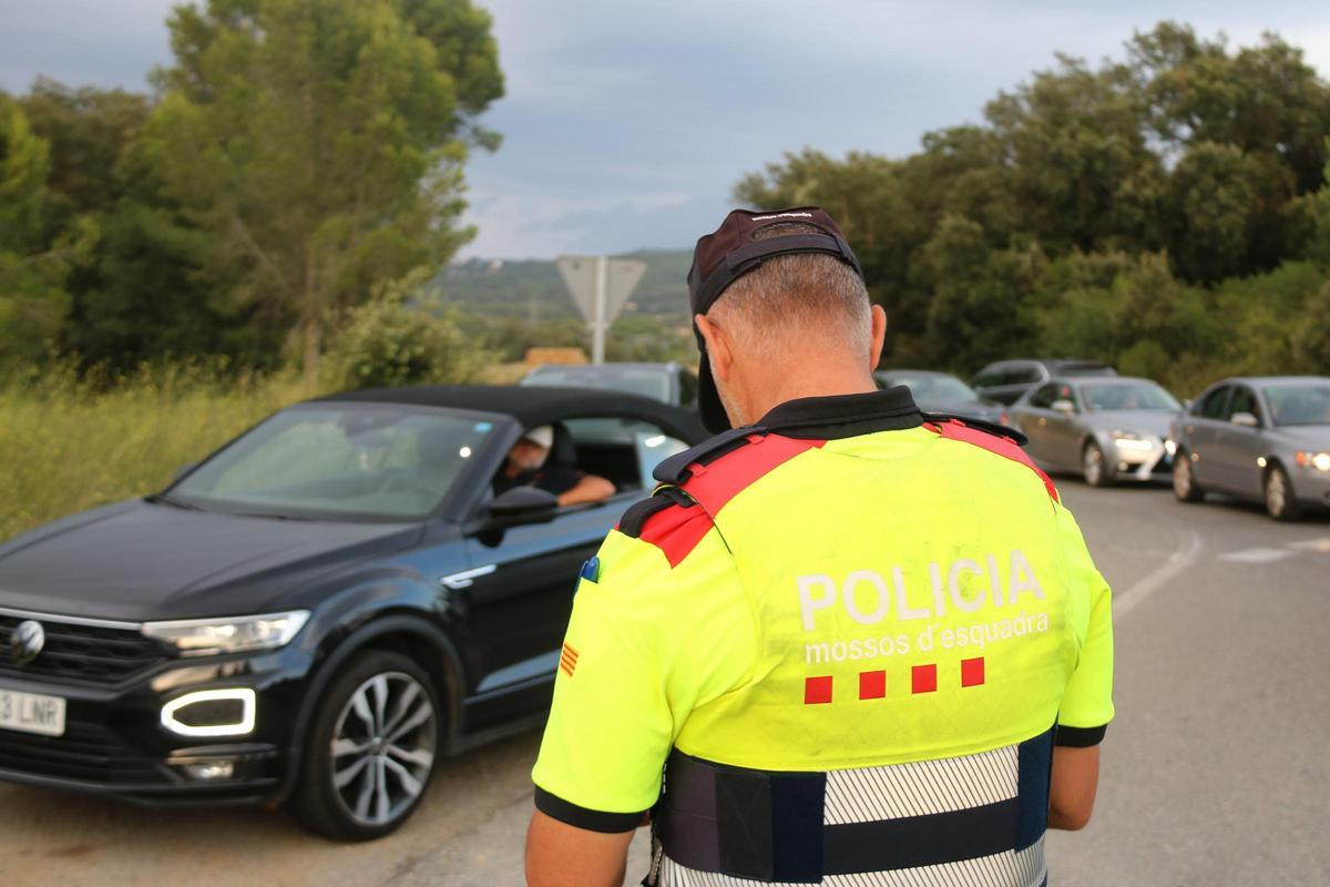 Un mosso tramita una sanció en un control a Palafrugell