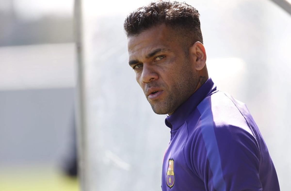 Dani Alves, en un entrenament a Sant Joan Despí. Dani Alves, en un entrenament a Sant Joan Despí.