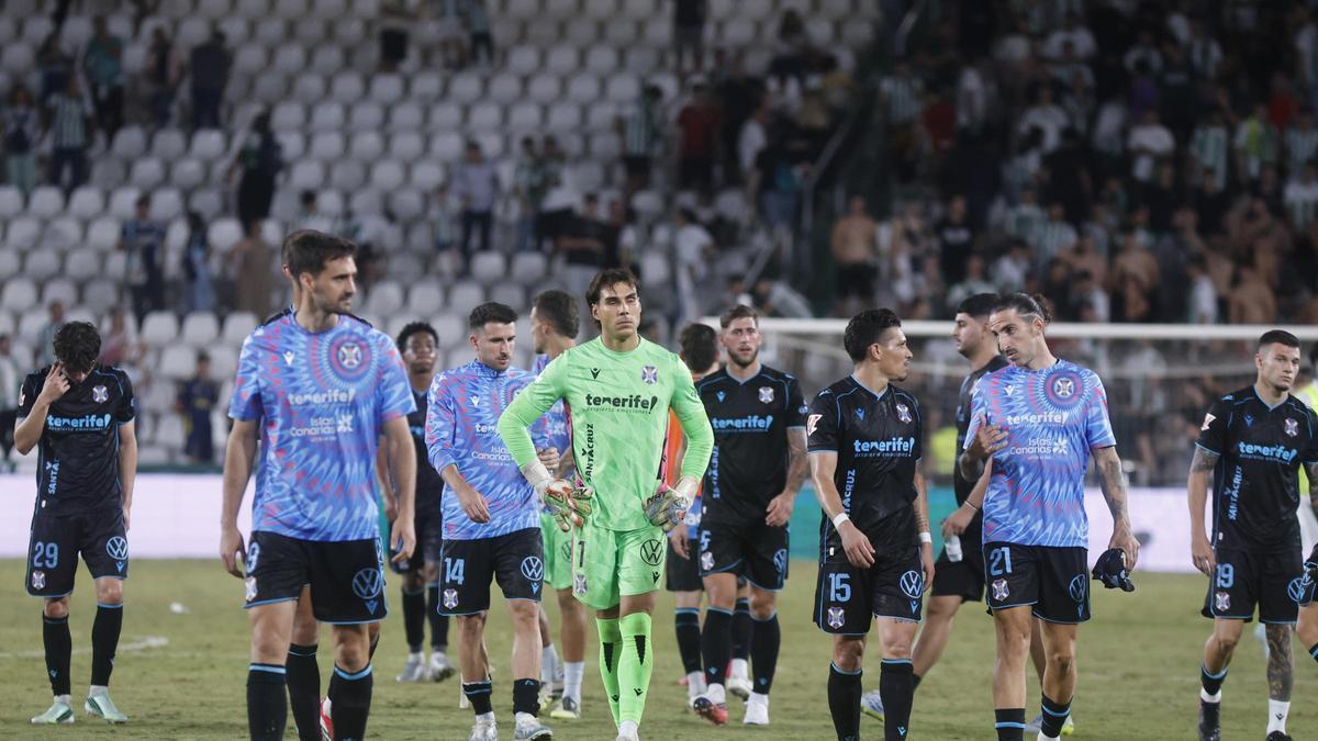 Los jugadores del Tenerife, después del partido en Córdoba.
