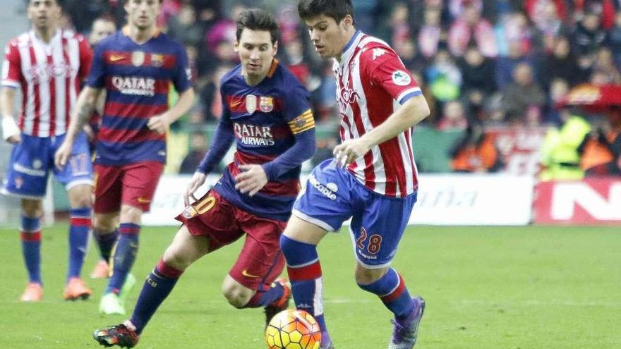 Meré, ante Messi, durante uno de los partidos que le enfrentaron al Barcelona.