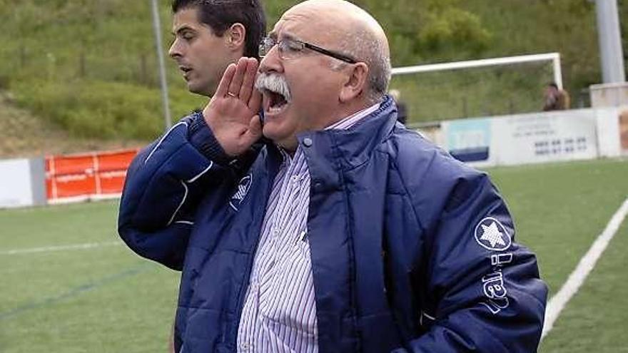 Roberto Robles da una instrucción el pasado domingo en El Candín.