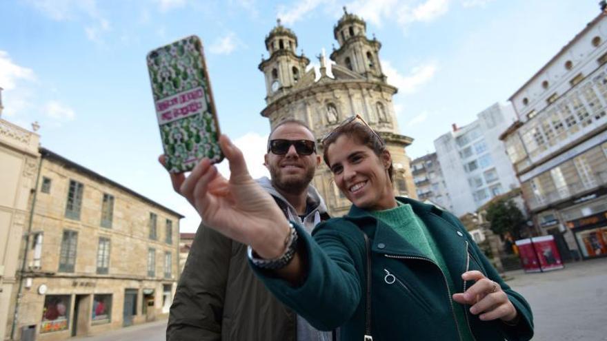 Dos turistas se hacen un selfie frente al santuario de A Peregrina