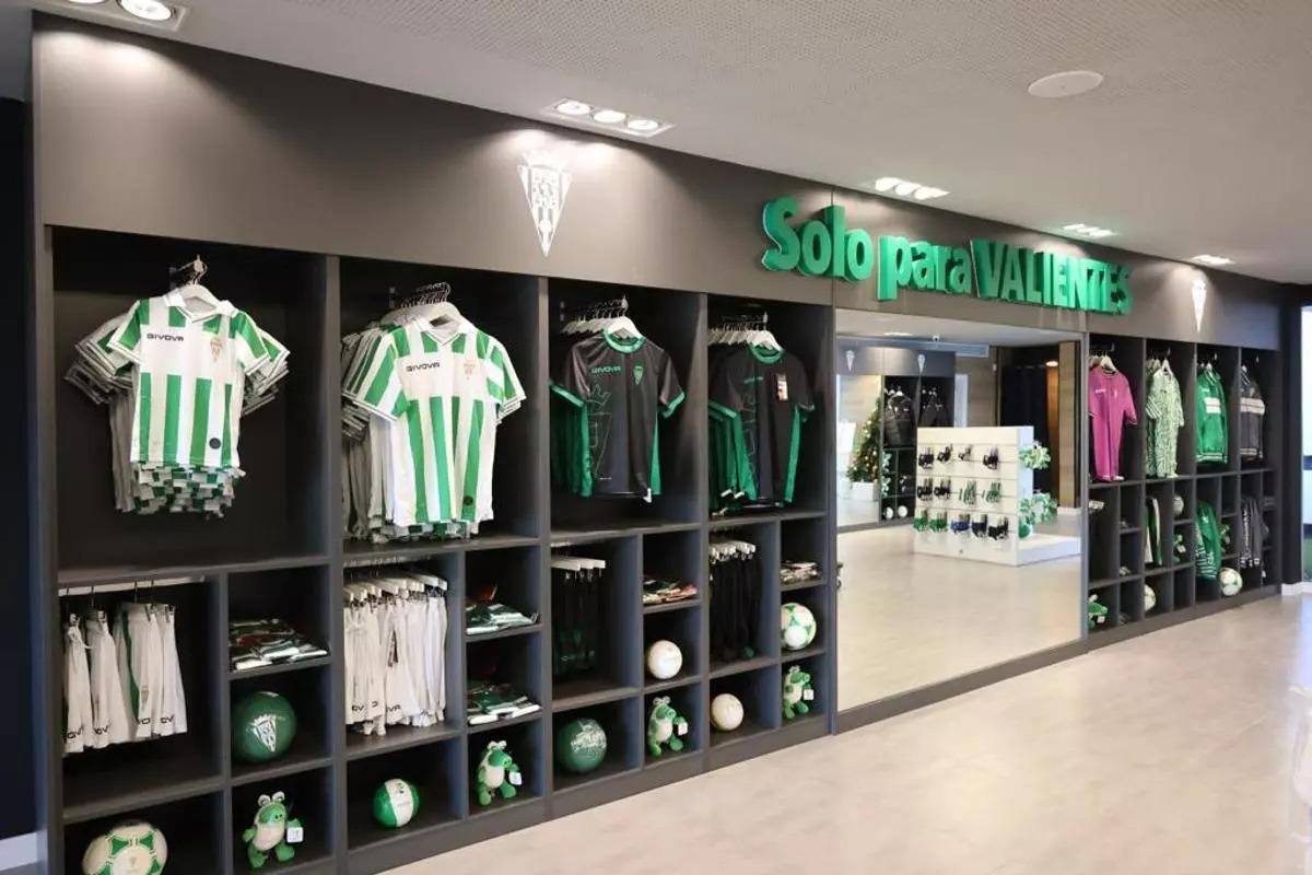 Interior de la tienda oficial del Córdoba CF en El Arcángel.