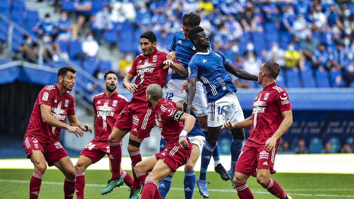 Boateng habla con varios seguidores del Oviedo al acabar el partido. | IRMA COLLIN/LNE