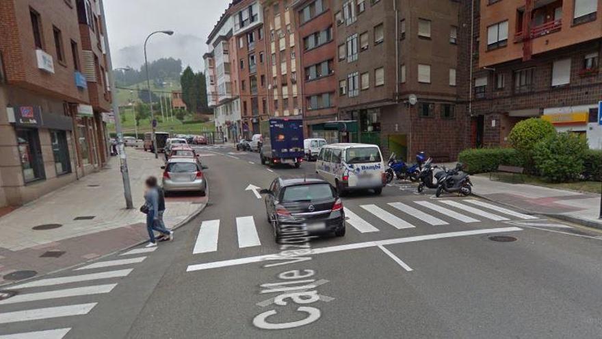 Un herido al arrollar tres motos el conductor de una furgoneta en Oviedo