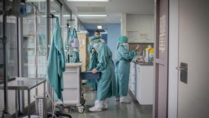 Personal sanitario trabajando en la UCI del Hospital de Sant Pau, en Barcelona.