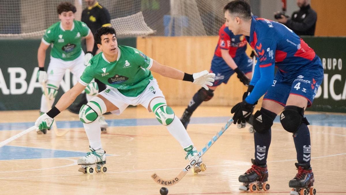 Arnau Xaus defiende a Pascual en el Liceo-Igualada de Riazor.