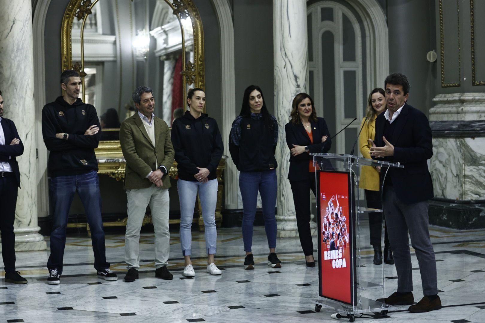 Las campeonas visitan el Ayuntamiento