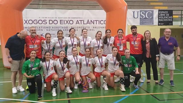 La selección viguesa, tras recibir sus medallas. | EFE