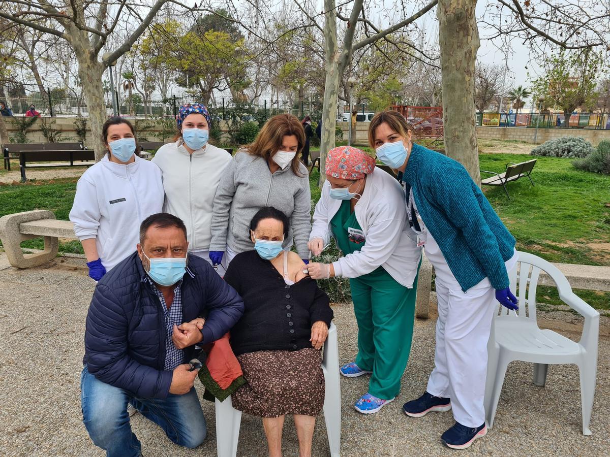 María, primera vacunada de más de 90 años en Silla.