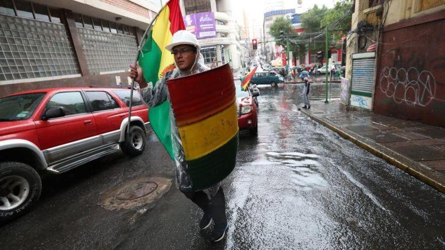 El caos reina en las calles de Bolivia con incendios, saqueos y ataques a viviendas