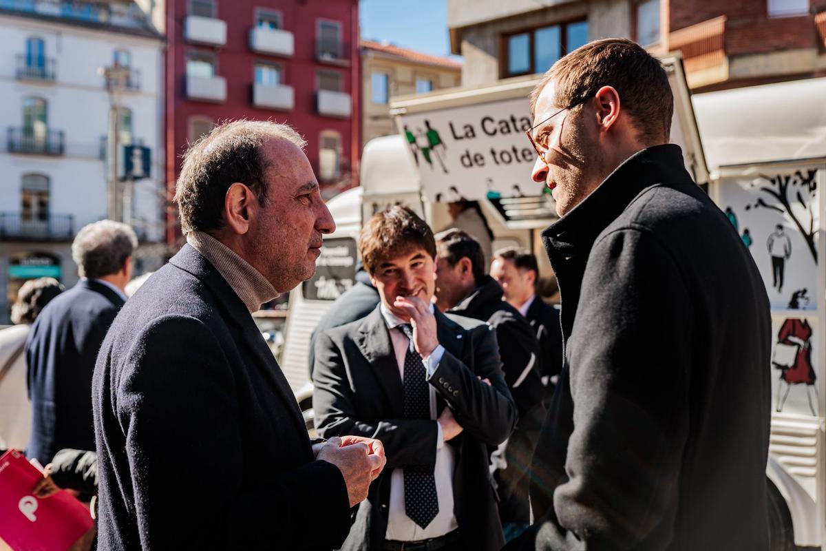 El conseller de Justícia i Qualitat Democràtica, Ramon Espadaler durant la visita al vehicle informatiu del Pla de Govern al territori que ha fet parada a Olot.