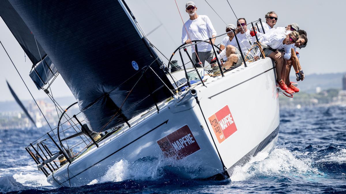 El Rey Felipe VI, a la caña del Aifos en la última edición de la Copa del Rey de vela, regata que se celebró entre julio y agosto en la bahía de Palma