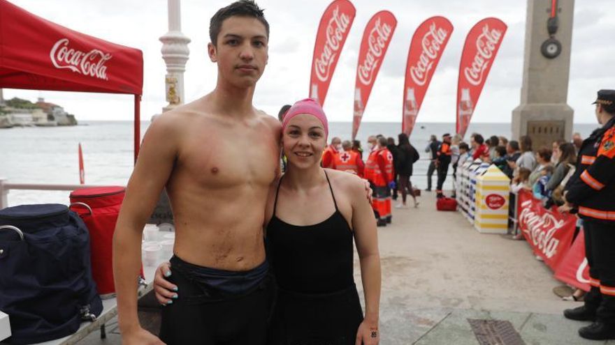 Sergio Moreno y Alba Ortíz posan juntos al final de la travesía. | Marcos León